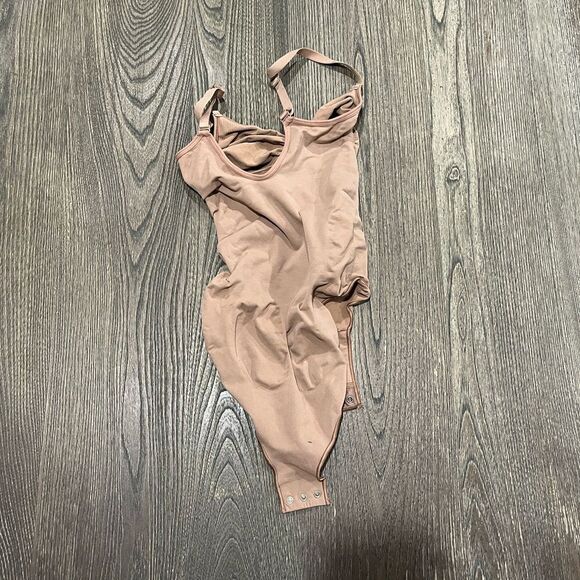 NWOT Skims Seamless Sculpt Brief Bodysuit Sleeveless Scoop Neck Stretch Tan S - Picture 2 of 4